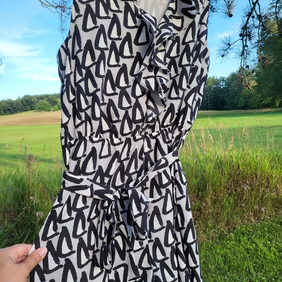 BCBGeneration belted black grey white Triangle print ruffled sleeveless romper - Picture 3 of 9